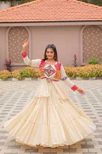 Léhenga Choli spécial Navratri avec broderie Gamthi, en pur coton, richement orné de miroirs et de dentelle Sikka, longueur ras du sol, design traditionnel pour les fêtes - Product Image 6