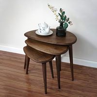 Ensemble de 3 tables gigognes solides en chêne du milieu du siècle avec pieds coniques Meubles de maison en bois de style rétro