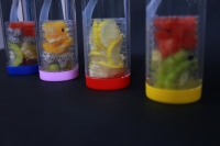 Tendance Infuseur de fond de bouteille d'eau infusée de fruits style à la mode avec couvercle sans BPA