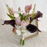 Bouquets de mariée et de demoiselles d'honneur en fleurs artificielles bordeaux et vertes, arrangement floral magenta pour la décoration de l'allée de mariage