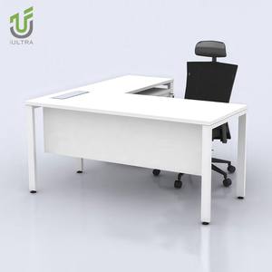 Iअल्ट्रा समकालीन एल-आकार कार्यकारी डेस्क आधुनिक निदेशक कार्यालय तालिका टिकाऊ ग्लास टॉप और धातु फ्रेम आधार के साथ - Product Image 1