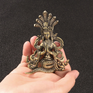 Artefact en laiton népalais fabriqué à la main: Figurine de bodhisattva de dragon doré pour l'affichage à la maison - Product Image 2
