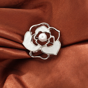 Flower Brooch Zinc Alloy Hollow Design With Pearl Inlay Women's Fashion Accessory Gift - Product Image 3