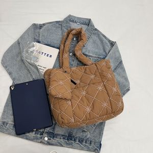 Nouveau design, sac fourre-tout matelassé portable et durable pour femme, grande capacité, imprimé floral, sac rembourré moelleux pour l'automne-hiver - Product Image 4