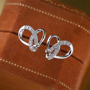 Orecchini a Perno Semplici a Forma di Triangolo e Cuore per Donne, Design con Linee Intrecciate, Accessori per Orecchie - Product Image 6