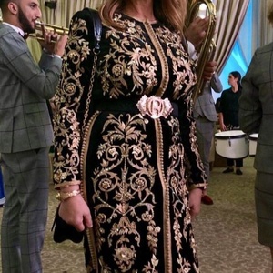 Caftan pour tenue de fête et mariage, belle robe avec des perles de verre de cristal décoratives en pierre, travail, 2021 - Product Image 1
