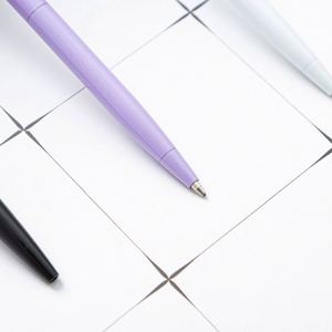 Adorables Bolígrafos de Peluche con Pompones - Lindos Artículos de Oficina de Dibujos Animados, Divertidos Regalos Promocionales para Estudiantes y Profesionales - Product Image 3