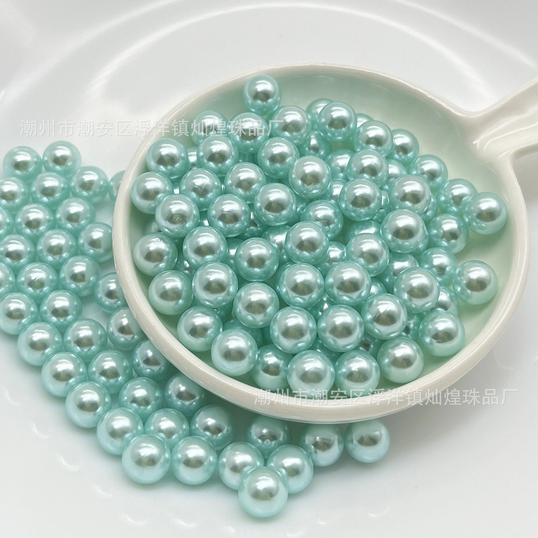 มุกเทียมสีเขียวมิ้นต์เงางาม 10 ชิ้น แบบไม่ดูดซึม