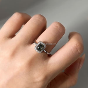 แหวนหมั้นผู้หญิงดีไซน์คลาสสิกหรูหราประดับมอสอาเกต พร้อมชุบทองเหลือง ฝังพลอยธรรมชาติด้วยวิธี Claw Setting รุ่นใหม่ทันสมัย - Product Image 4