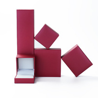 Boîte à bijoux en papier moderne en gros, design carré, doublure en coton, conception personnalisée, service OEM disponible pour bagues et colliers