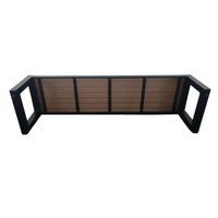 Tables d'événements pour restaurants modernes avec dimensions personnalisées, structure en métal et plateau en teck pour usage commercial extérieur