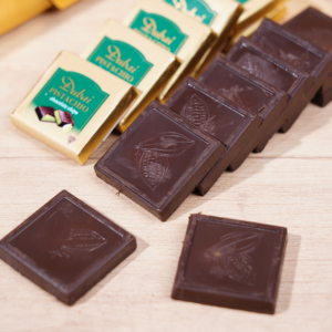 Chocolat noir amer premium solide et fondant à la <span class=keywords><strong>pistache</strong></span>, sandwich aux noix avec garniture au <span class=keywords><strong>sirop</strong></span> 60g KENLAIFU - Product Image 1