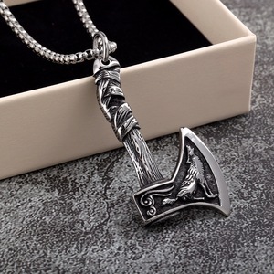Yunnique – collier avec pendentif hache en acier inoxydable pour hommes, double face, motif loup et corbeau, bijoux cadeau - Product Image 1