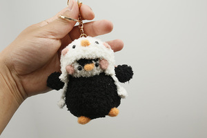 Portachiavi con Ciondolo a Forma di Pinguino Fatto a Mano, Giocattolo in Peluche all'Uncinetto, Charm per Borsa, Bambola 3D Mini in Filato, Amigurumi, Animale Lavorato a Maglia - Product Image 6