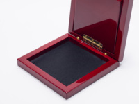 Boîte en bois grain de bois rouge foncé haute brillance avec logo personnalisé en feuille d'or, pour médailles, pièces de monnaie et cadeaux, avec charnière