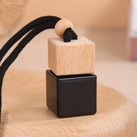 Bouteilles de parfum de voiture avec logo personnalisé en verre de forme carrée haut de gamme de 8ml avec couvercle en bois diffuseur de parfum suspendu pour huile essentielle