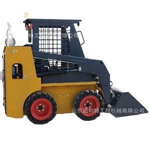 Minicargadora compacta de orugas, a gasolina, de color amarillo, para uso agrícola e interior. - Product Image 4