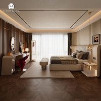Ensemble de lit haut de gamme en cuir capitonné, design plissé, tête de lit large, lit king size avec design ailé et tables de chevet