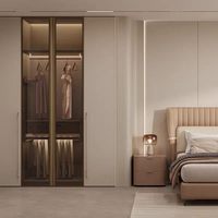 Dressing sur mesure moderne et minimaliste avec portes vitrées et éclairage LED, système de rangement de luxe pour chambre parentale