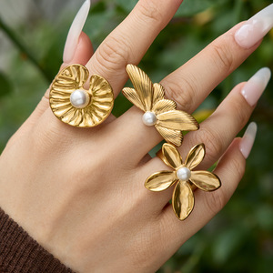 Anillo Abierto de Flor de Loto con Diseño Único en Tendencia 2026, Anillo Ajustable de Acero Inoxidable con Perla y Oro de 18K - Product Image 4