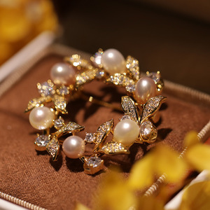 เข็มกลัดมุกน้ำจืดหรูหราสง่างามทำจากโลหะผสมเกรดสูงประดับเข็มกลัดมงกุฎดอกไม้แฟชั่น - Product Image 3