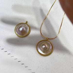 จี้ไข่มุกน้ำจืดทรงกลมฮันนี่ซัคเคิล 20 มม. กรอบลูกปัดทอง ดีไซน์คลาสสิกสำหรับผู้หญิง - Product Image 3