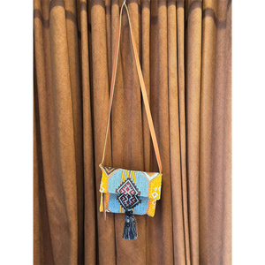 Sac bandoulière authentique moderne et simple en toile brodée marocaine avec deux sangles, fermeture à rabat à pompons, durable et écologique - Product Image 6