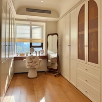 Le dressing en U avec coiffeuse et miroir pleine longueur, personnalisable en taille et en style.