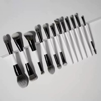 Lot de 12 pinceaux de maquillage professionnels à manche en bois et poils synthétiques, personnalisables avec logo, pour estomper les imperfections et appliquer le correcteur, format voyage – Vente en gros usine