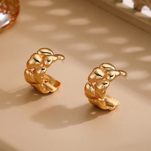 Boucles d'oreilles en forme de cœur entrelacé en acier inoxydable plaqué or 18 carats PVD pour femmes |   Design haut de gamme, luxueux et léger - Product Image 3