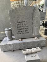 Monument funéraire vertical en granit gris clair avec inscription espagnole personnalisée et vase à fleurs, prix usine pierre naturelle
