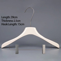 Cintres en bois personnalisables pour vêtements, livraison rapide, cintres classiques pour pantalons, produits ménagers pratiques et peu encombrants