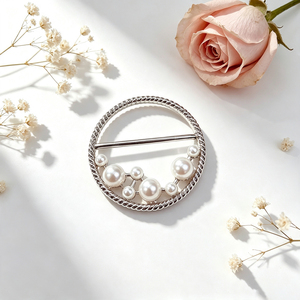Broche en métal torsadée avec perle creuse, anneau de foulard, boucle de châle, épingle décorative tendance - Product Image 1