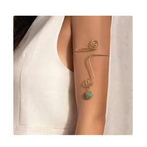 Différents styles de manchettes ouvertes en métal simple, incluant des designs tels que filetés, pierres semi-précieuses, serpentine, turquoise - Product Image 1