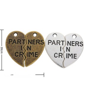 Ciondolo a Cuore Spezzato con Scritta 'Partners In Crime' in Lega Argento Anticato <span class=keywords><strong>e</strong></span> Bronzo per Collane Regalo per Migliori Amici - Product Image 1