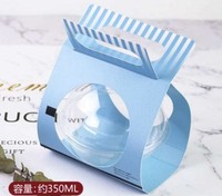 Gâteau en boule de mousse à la main, boule de Noël, boule transparente, emballage alimentaire de qualité alimentaire