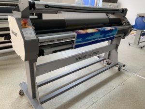 Équipement de revêtement de film en rouleau vertical pneumatique grand format à commande aisée, chariot de laminage large sur roues avec structure intégrée - Product Image 4