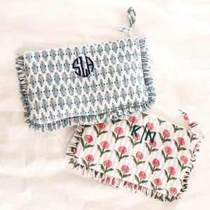 Sac de maquillage personnalisé à volants avec nom, imprimé en bloc, pour femmes, vente en gros - Product Image 1