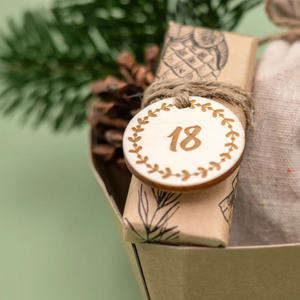 Etiquetas colgantes de madera personalizables para el hogar y la fiesta, adornos decorativos colgantes para árbol de Navidad para manualidades - Product Image 1