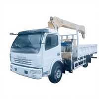 Grue de camion Dongfeng à châssis standard d'exportation, 7 tonnes, 5 sections, bras télescopique à grande hauteur de levage pour les marchés étrangers