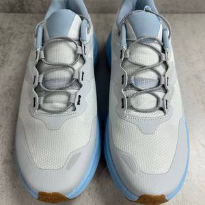 รองเท้าวิ่งเดินผู้ชายแบรนด์ดีไซน์หรูหรา รุ่นปี 2026 สไตล์บาสเก็ตบอล แบบผูกเชือก ระบายอากาศได้ดี สวมใส่สบาย - Product Image 2