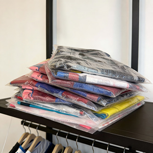 เสื้อฟุตบอลสโมสรมิลาน หมายเลข 2526 ขายส่งสำหรับผู้เล่นและแฟนบอล ชุดเหย้าสำหรับผู้ชายและเด็ก ผลิตตามสั่ง คุณภาพสูงจากผู้ผลิตเสื้อฟุตบอล - Product Image 1