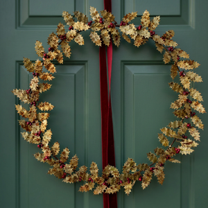 Corona Navideña Redonda Clásica con Hojas de Ajenjo Doradas y Bayas Rojas, Flores Decorativas Hechas a Mano, Sin Iluminación - Product Image 4