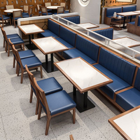 Ensemble de sièges pour restaurant commercial, chaises en bois massif, table avec plateau en faux marbre, chaises bleues rembourrées, mobilier de restaurant