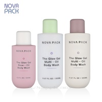 Bouteille de gel douche en plastique HDPE rose, verte, beige de 250 ml et 350 ml avec un distributeur central en caoutchouc et un bouchon à visser.