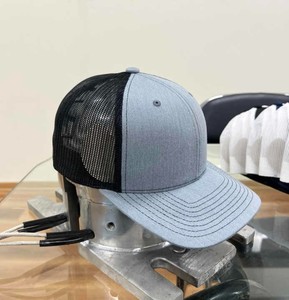 Gorra Trucker Personalizada de 6 Paneles con Parche de Cuero de Alta Calidad, Gorra de Malla con Cierre a Presión, Etiqueta Tejida Personalizada, Gorra de Malla Moderna - Product Image 2