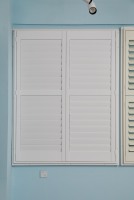 Volets modernes en paulownia durables pour le contrôle de la lumière intérieure des fenêtres d'appartements et de bureaux – Personnalisation OEM/ODM