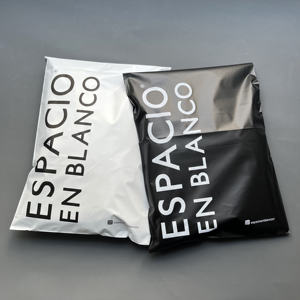 Enveloppes en polyéthylène mat de qualité supérieure - Sacs d'expédition personnalisés noir et blanc pour vêtements et marchandises - Product Image 1