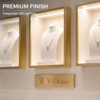 Vitrine à bijoux moderne blanche avec bordure en métal doré et comptoir en verre pour la décoration intérieure d'une boutique de bijoux