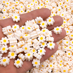 100 perles en céramique souple de chrysanthème, blanches et de couleurs mélangées aléatoires - Product Image 2